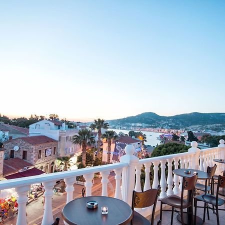 Menendi Otel Foça Esterno foto