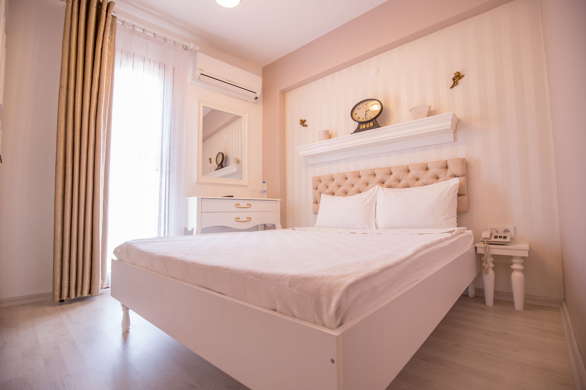 Menendi Otel Foça Esterno foto