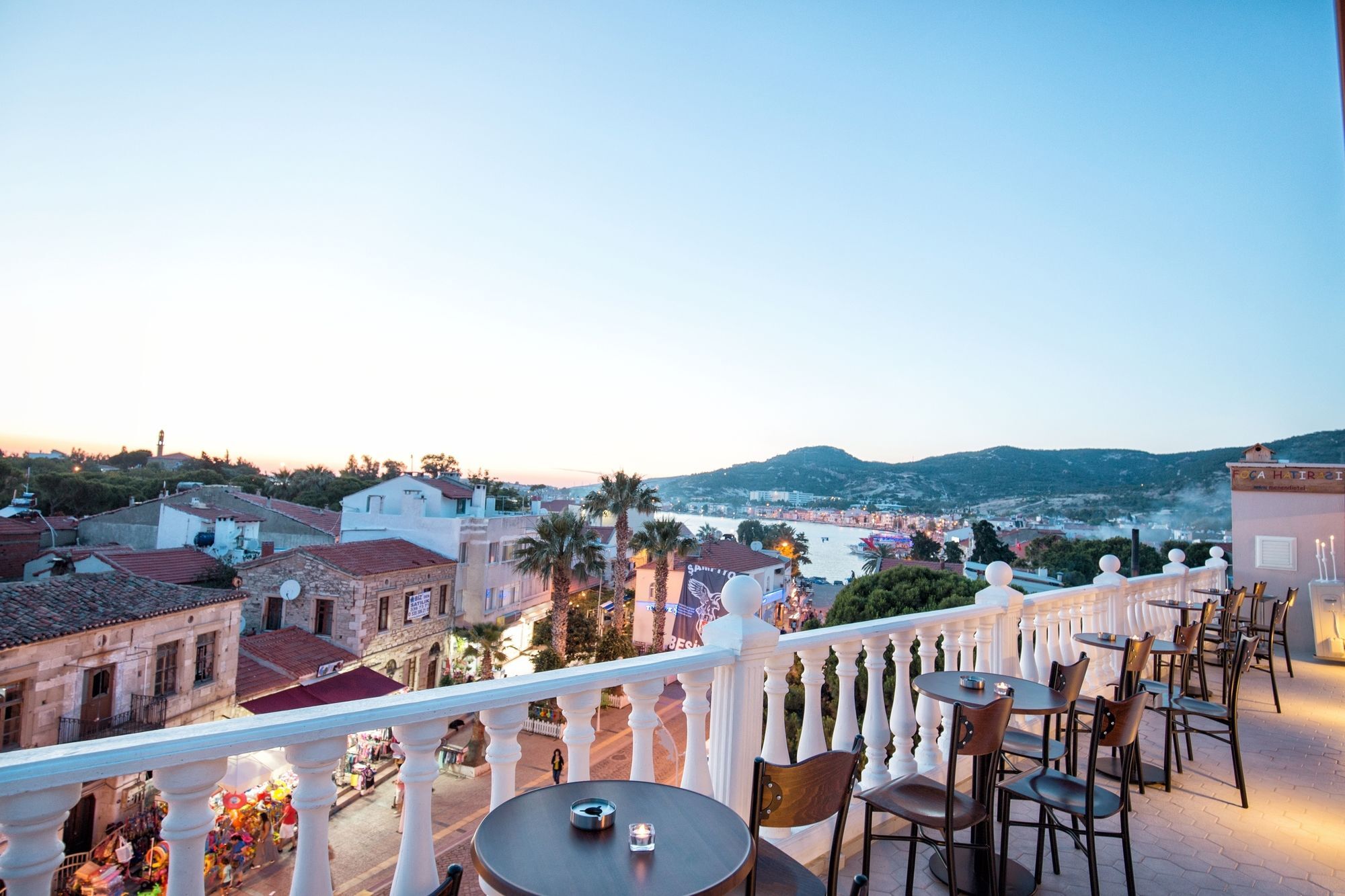 Menendi Otel Foça Esterno foto