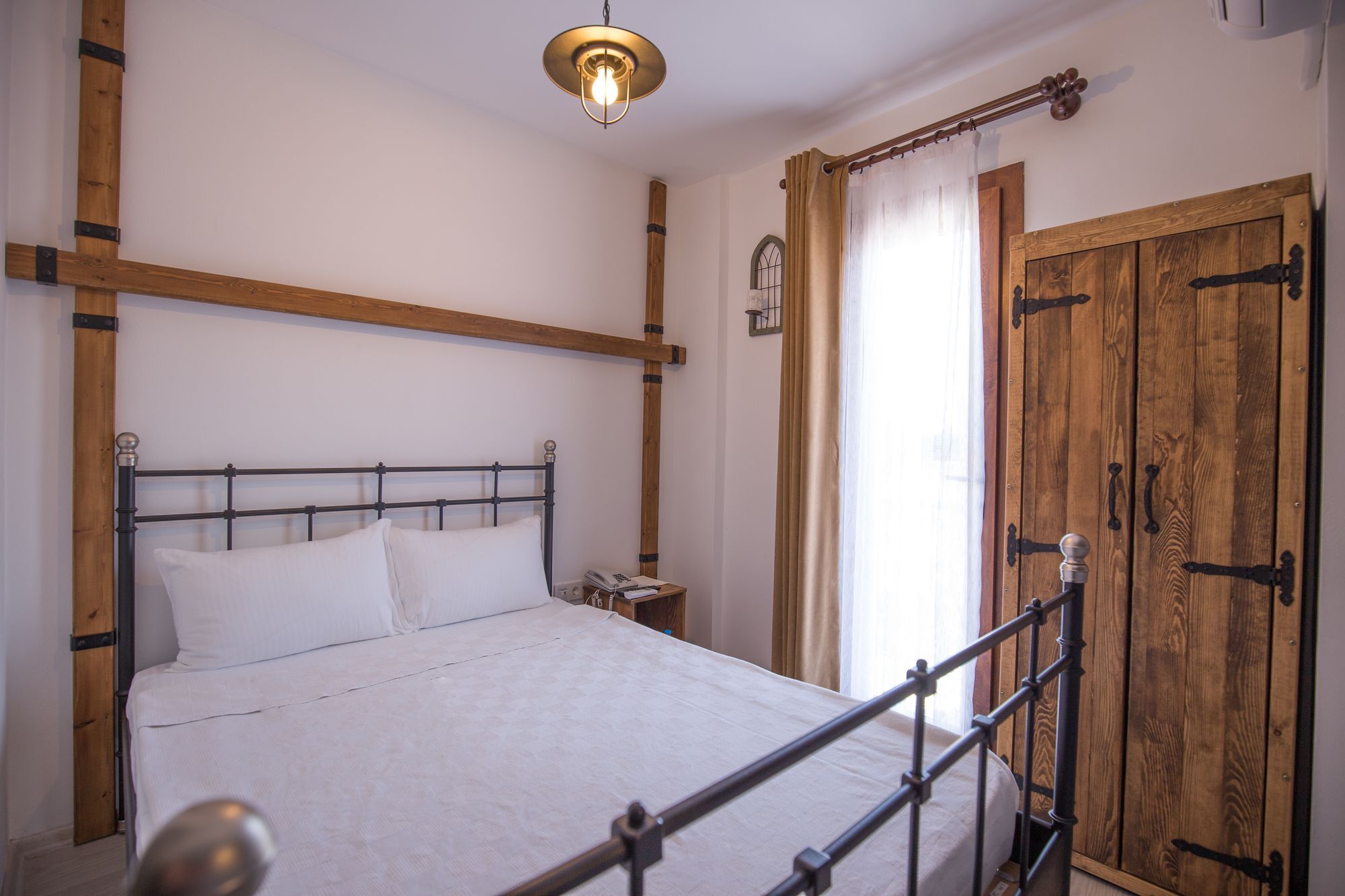 Menendi Otel Foça Esterno foto